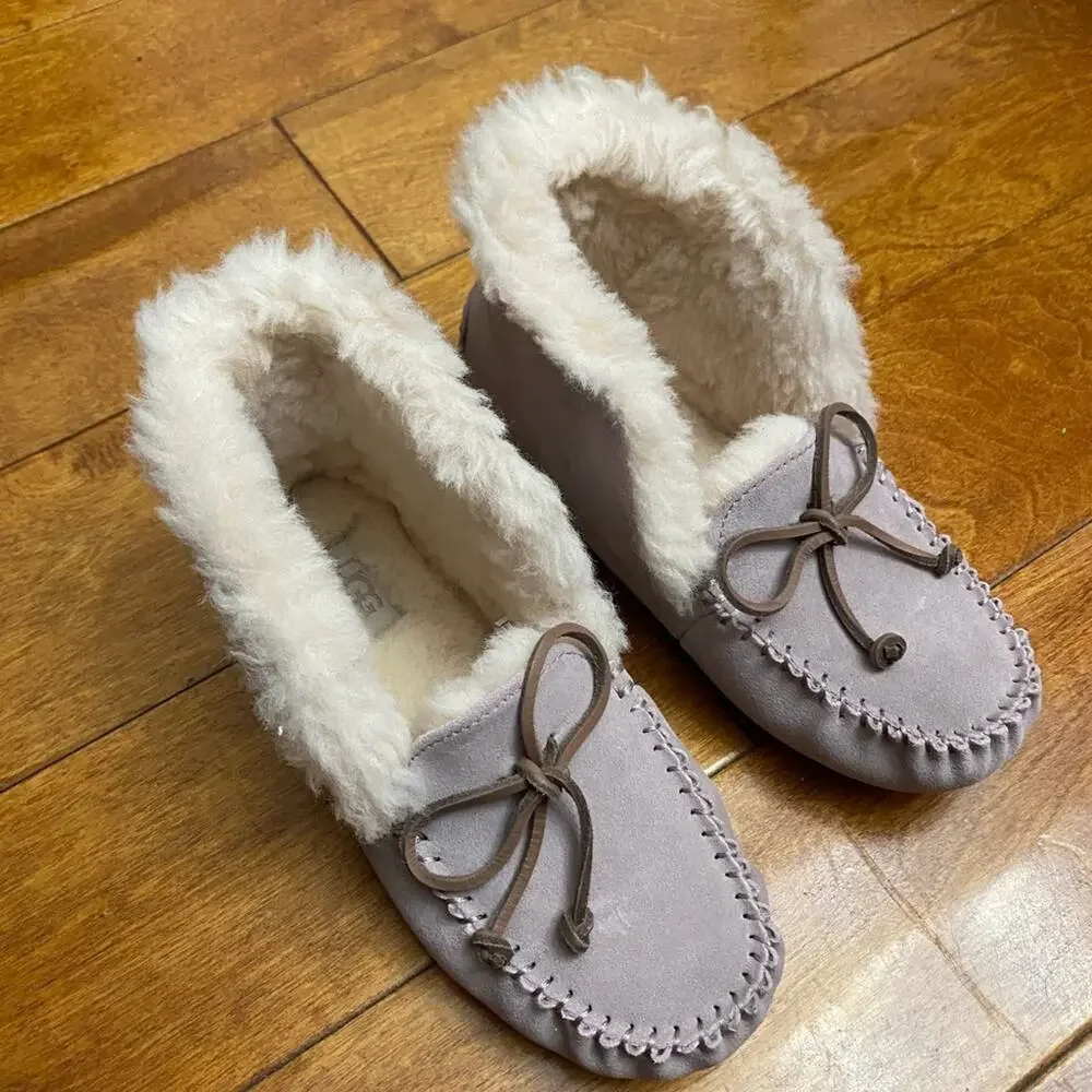 Light pink Ugg slippers in size 3